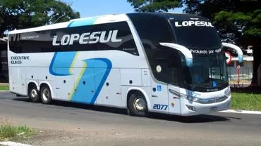 A foto mostra um ônibus da empresa Lopesul