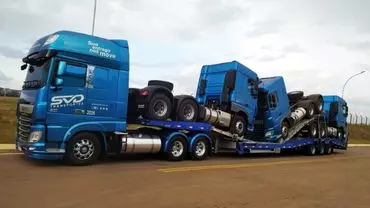 A foto mostra uma carreta da SVD Transportes com vários caminhões em cima.