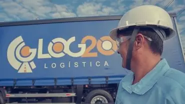 A foto mostra uma carreta e um motorista da LOG20 Logística