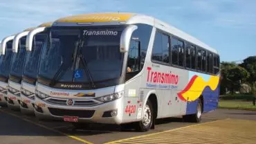 A foto mostra a frota de ônibus da Transmimo