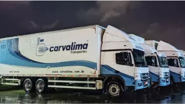 A foto mostra caminhões da Carvalima Transportes