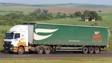 A foto mostra uma carreta da Sanfe Transportes