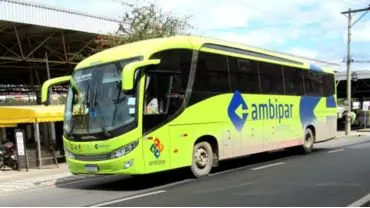 A foto mostra um ônibus da Ambipar