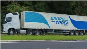 A foto mostra uma carreta do Grupo Troca