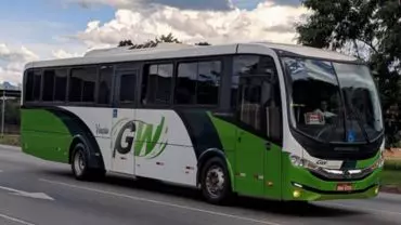 A foto mostra um ônibus da GW Transportes