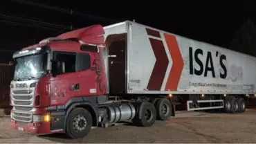 A foto mostra uma carreta da ISA's Transportes