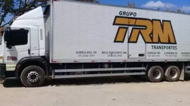 A foto mostra um caminhão do Grupo TRM Transportes