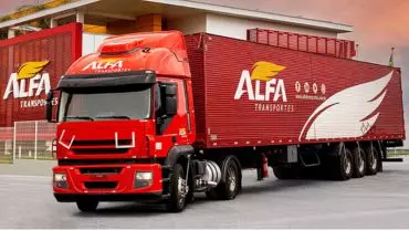 A foto mostra uma carreta da Alfa Transportes