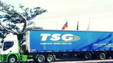 A foto mostra uma carreta da Transportes Silveira Gomes