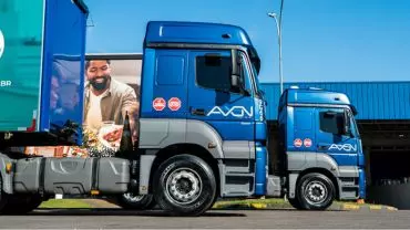 A foto mostra duas carretas da Axon Transportes