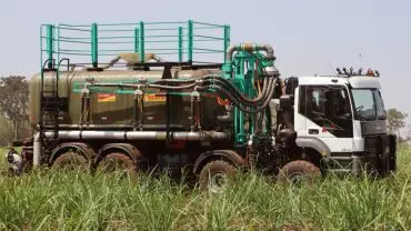 A foto mostra um caminhão da NovAmérica Agrícola