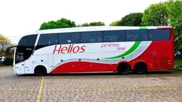 A foto mostra um ônibus da Helios Coletivos