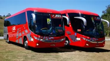 A foto mostra dois ônibus da JSL