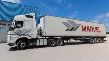 A foto mostra uma carreta da Transportes Marvel