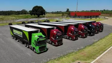 A foto mostra um frota de carretas da Horizonte Logística e Transportes