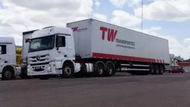 A foto mostra uma carreta da TW Transportes