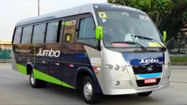 A foto mostra um micro-ônibus da Jumbo Turismo