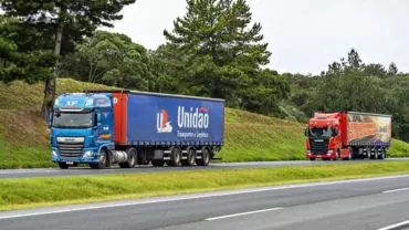 A foto mostra uma carreta da Unidão Transportes