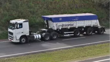 A foto mostra uma carreta da TransBrotense