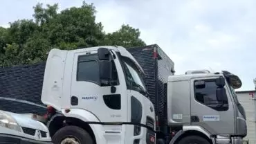 A foto mostra uma carreta e caminhão da Paraná Transportes