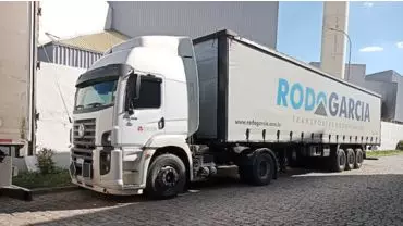 A foto mostra uma carreta da Rodogarcia Transportes