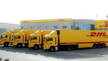 A foto mostra 4 carretas da DHL Supply Chain