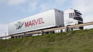 A foto mostra uma carreta da Transportes Marvel