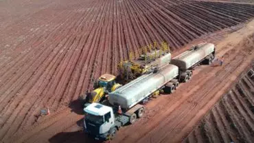 A foto mostra uma carreta da Ipiranga Agroindustrial