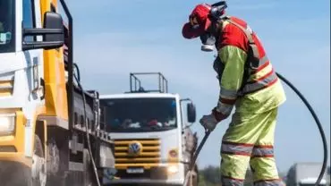 A foto mostra dois caminhões da Kapa Pavimentação