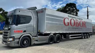 A foto mostra uma carreta da Gobor Transportes