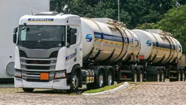 A foto mostra uma carreta da Simarelli Distribuidora