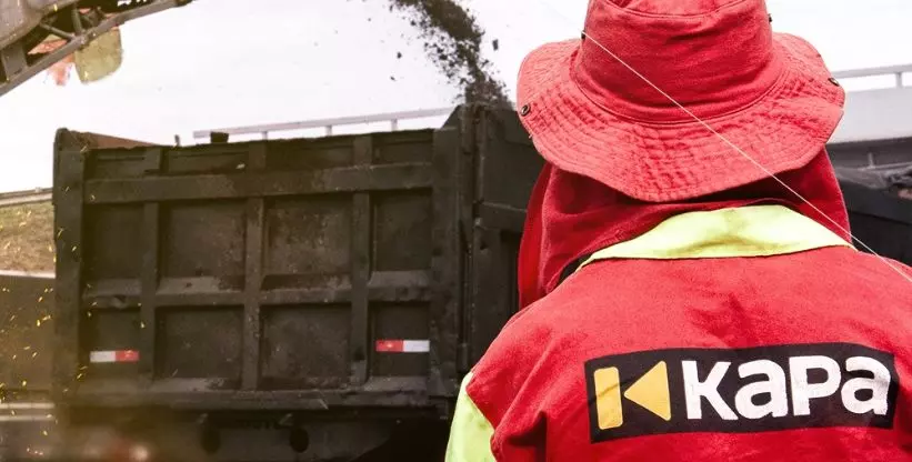 A foto mostra um caminhão e um motorista da Kapa Pavimentação