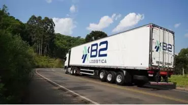 A foto mostra uma carreta da B2 Logística