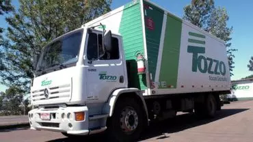 A foto mostra um caminhão da Transportes Tozzo