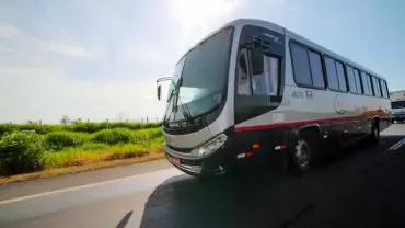 A foto mostra um Ônibus da Veronese