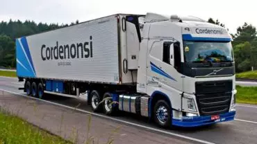 A foto mostra uma carreta da Transportes Cordenonsi