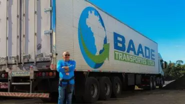 A foto mostra uma carreta da Baade Transportes