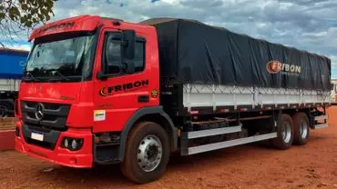 A foto mostra um caminhão da Fribon Transportes