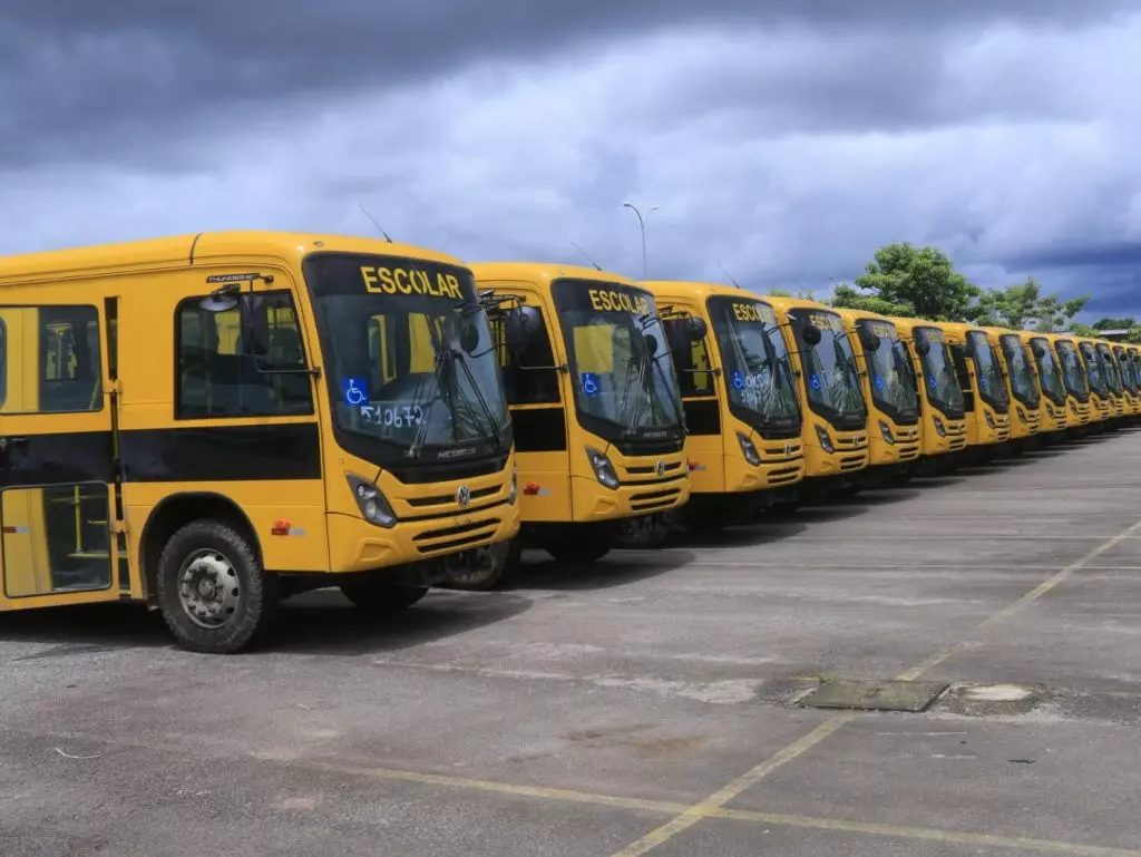 Confúcio Moura anuncia entrega de R$ 17,7 milhões em ônibus e computadores para educação de Rondônia