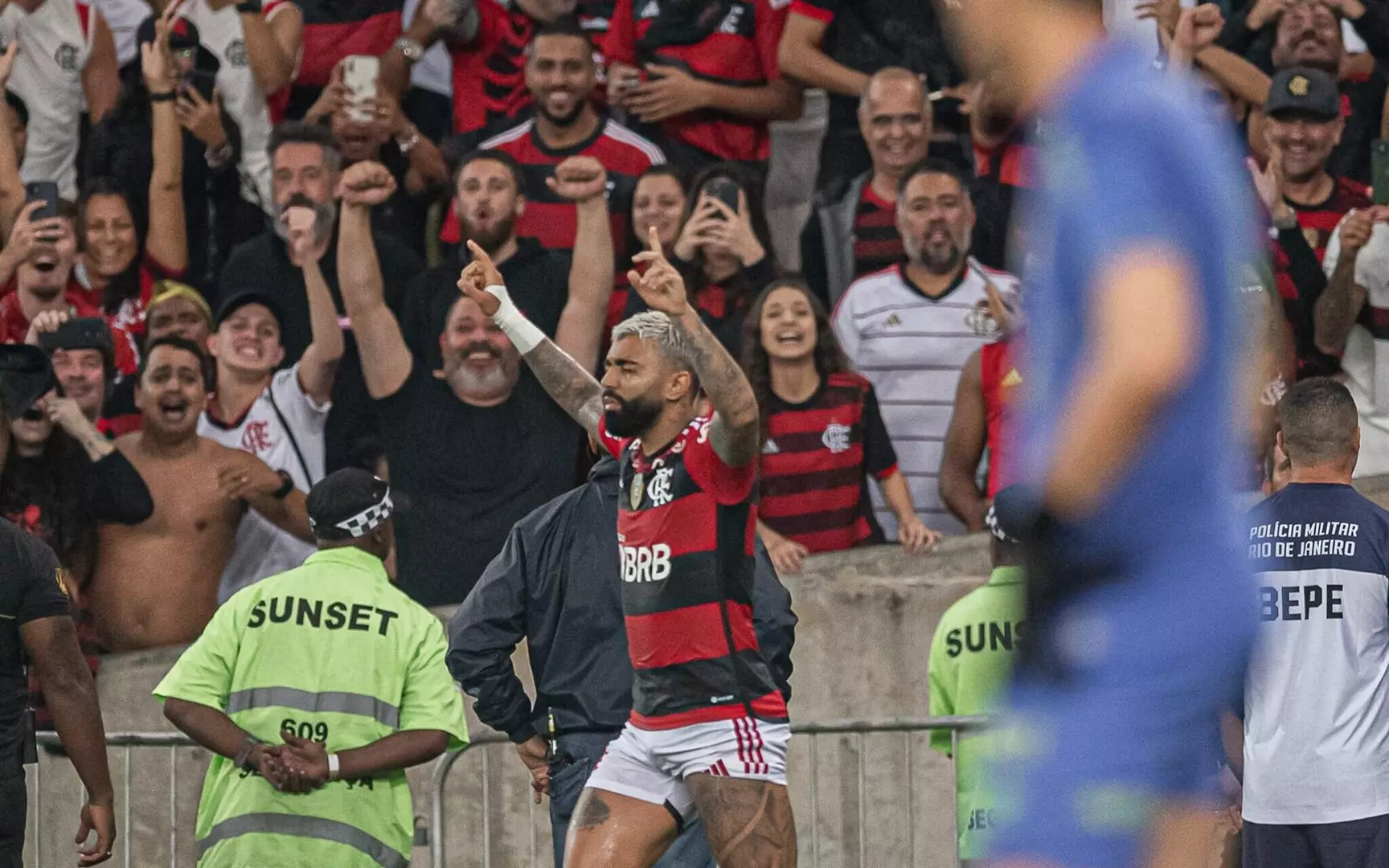 Flamengo bate Fluminense para seguir vivo na Copa do Brasil