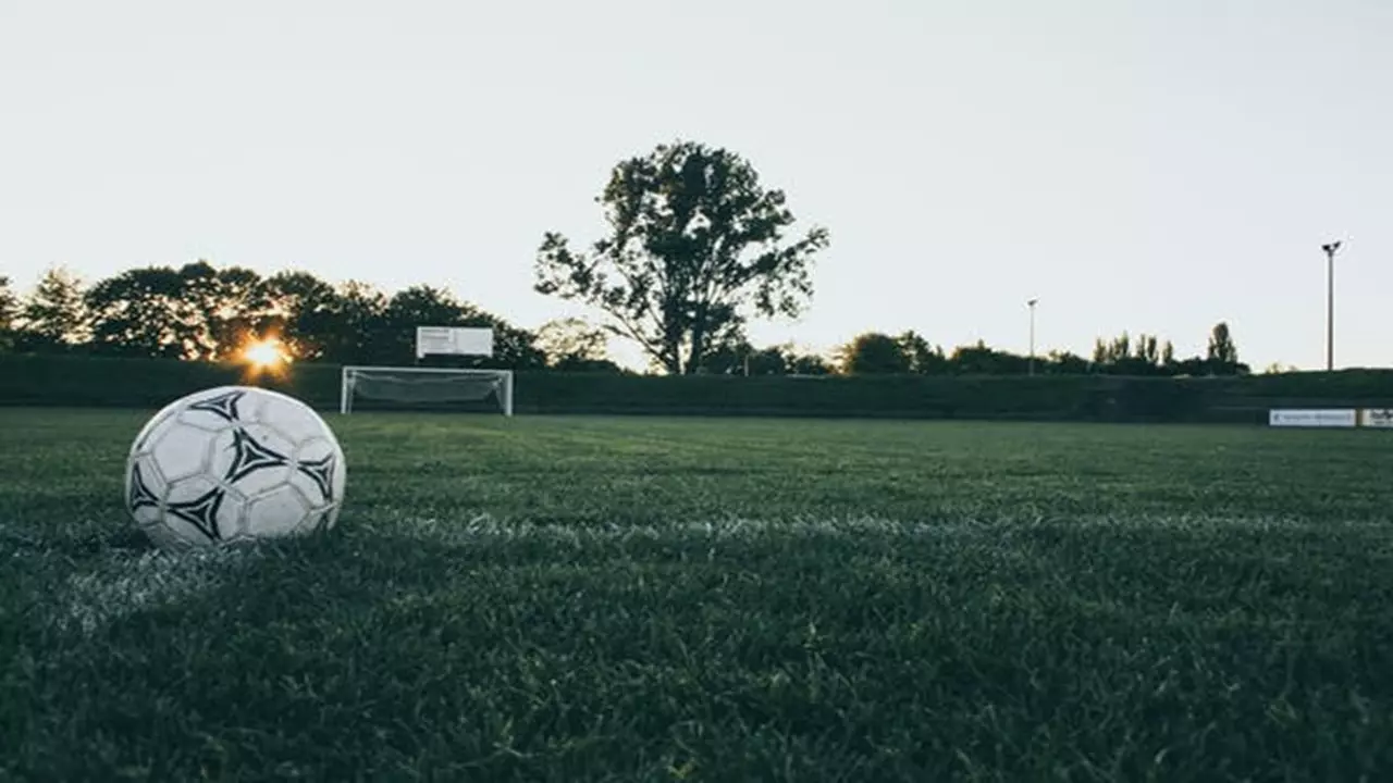 TRT-18 valida justa causa de eletricista que jogava futebol durante a jornada de trabalho.