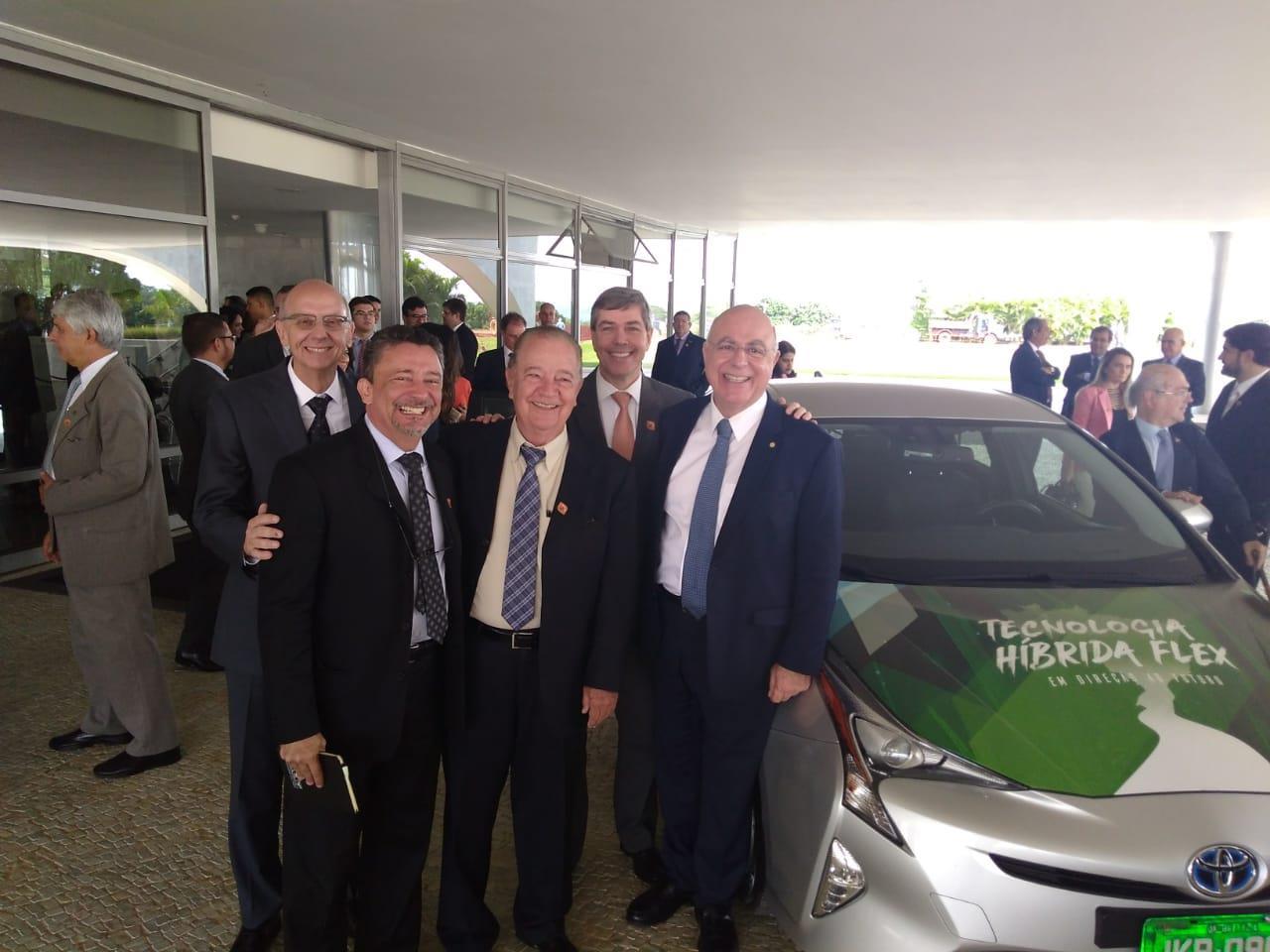 Lançamento do primeiro carro híbrido flex! É brasileiro!