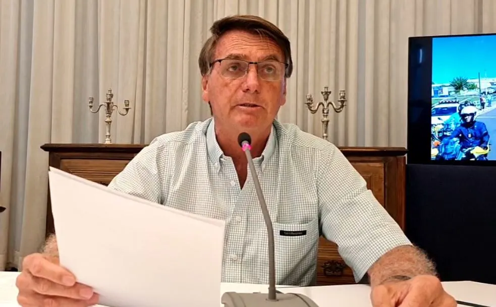 Bolsonaro confronta STF e anuncia decreto que dá indulto a Daniel Silveira