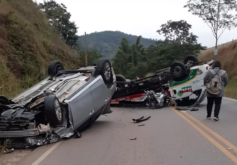 Acidente envolvendo dois carros e um caminhão-guincho deixa feridos na MG-447, entre Ubá e Visconde do Rio Branco