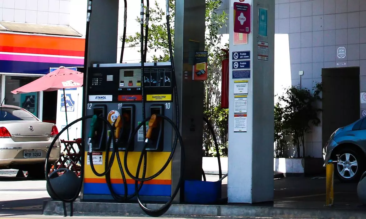 Com lei federal, governo de São Paulo reduz imposto sobre a gasolina