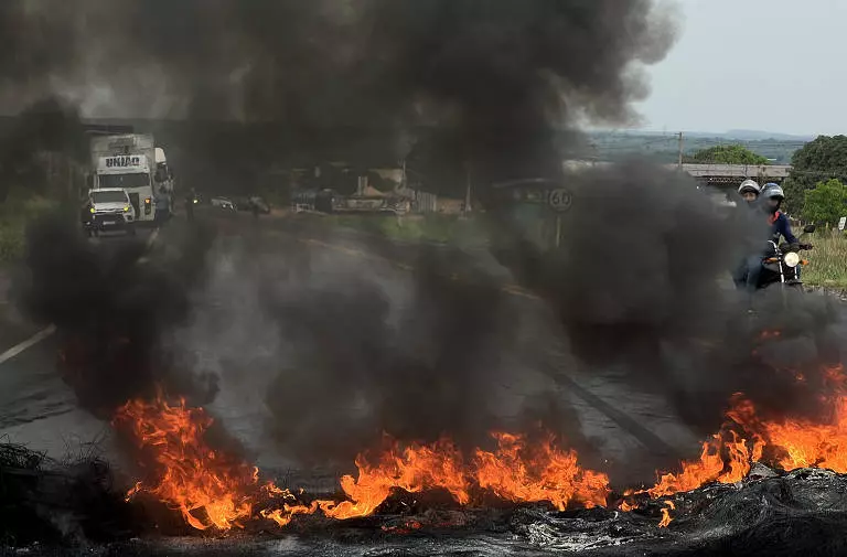 Caminhoneiros bloqueiam estradas pelo Brasil em manifestação contra vitória de Lula