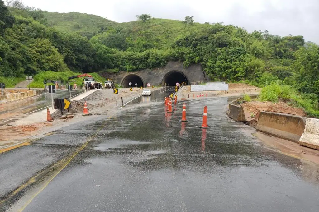 Vídeo: parte da pista da BR-381, no sentido BH, ameaça cair