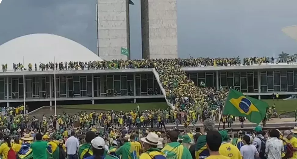 VÍDEO: Milhares de manifestantes furam bloqueio e invadem Esplanada