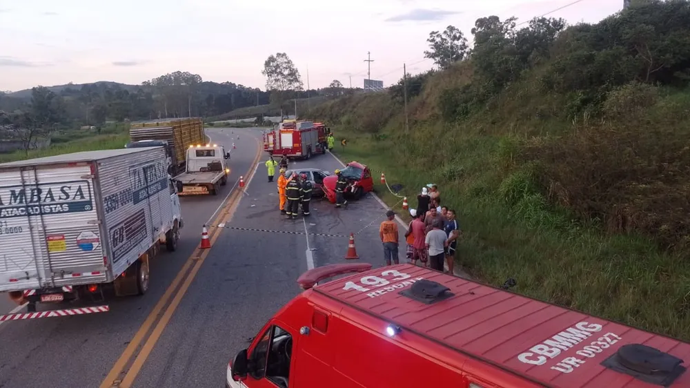 Sete pessoas morrem em acidente entre dois carros na BR-040