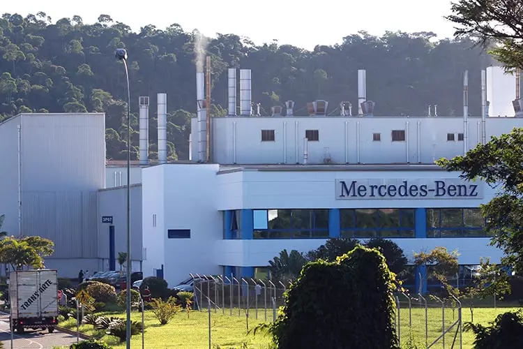 Cerca de 300 trabalhadores da Mercedes-Benz em JF devem ter contratos suspensos, diz sindicato